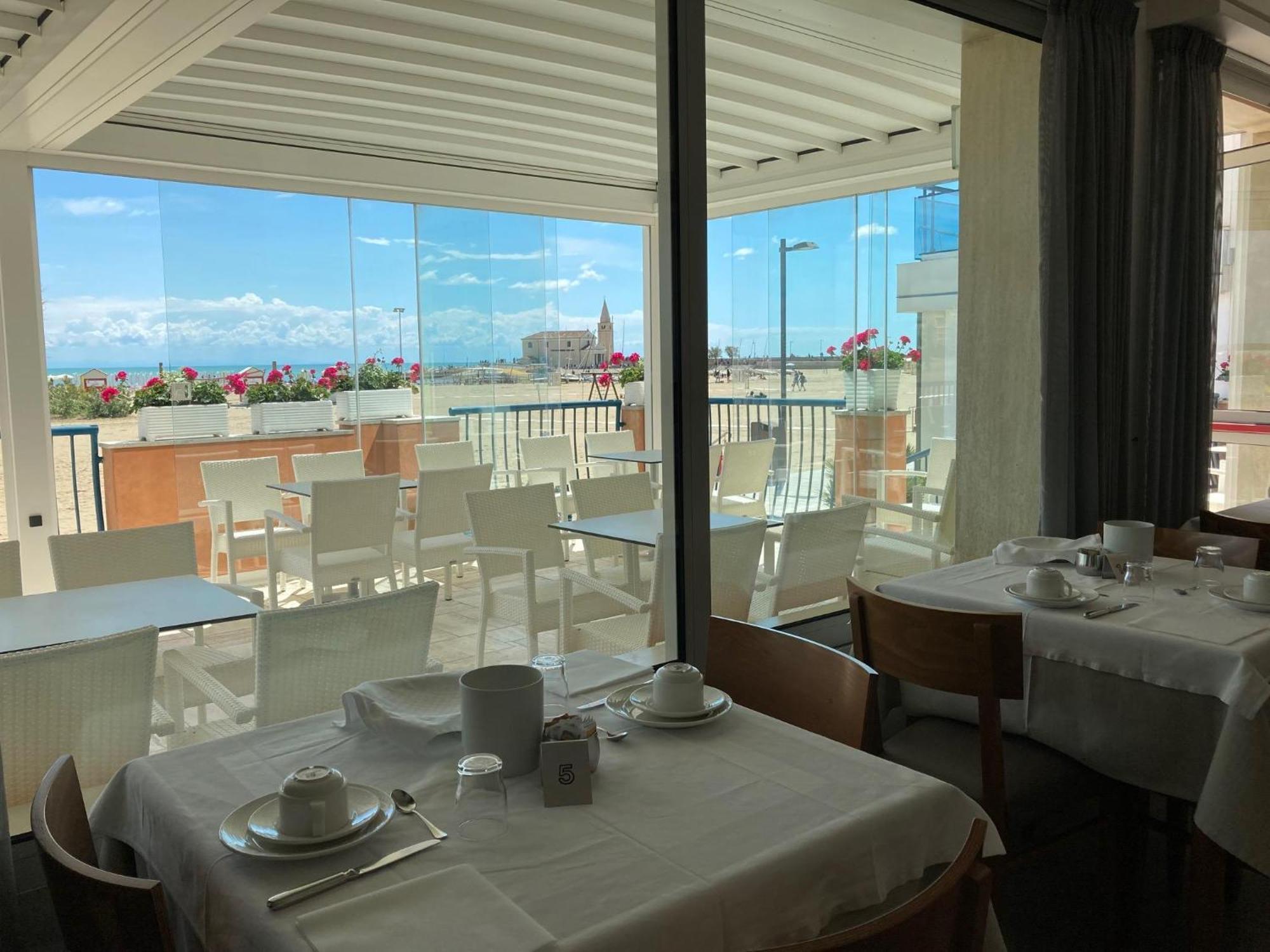 Hotel Giacomazzo Каорле Экстерьер фото