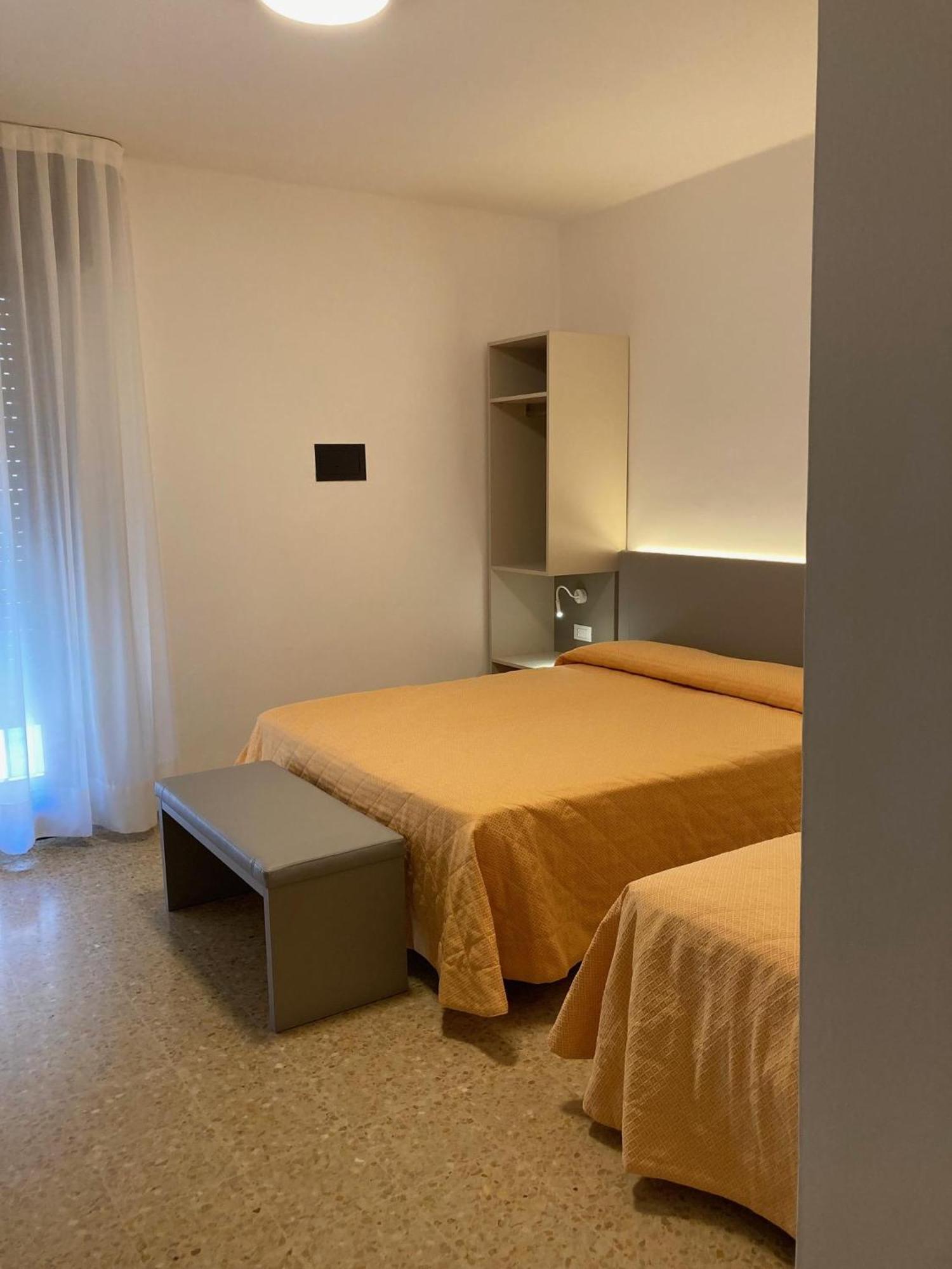 Hotel Giacomazzo Каорле Экстерьер фото