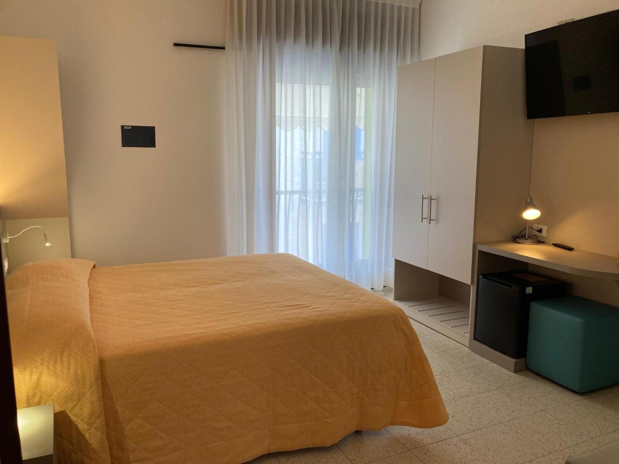 Hotel Giacomazzo Каорле Экстерьер фото