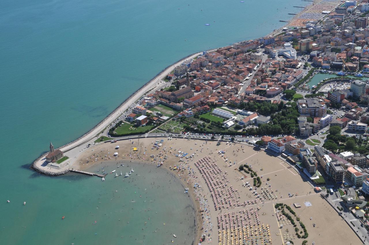 Hotel Giacomazzo Каорле Экстерьер фото