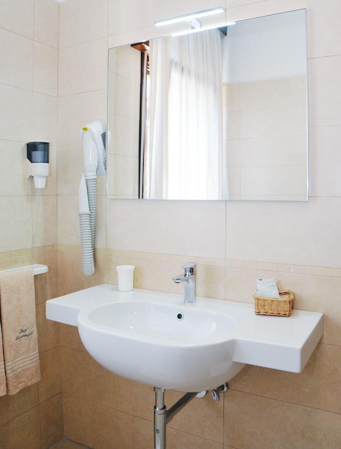 Hotel Giacomazzo Каорле Экстерьер фото